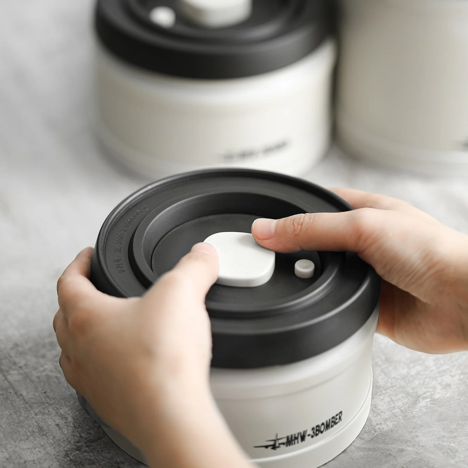MHW-3BOMBER Coffee Manual Vacuum Storage Canister - Image 3