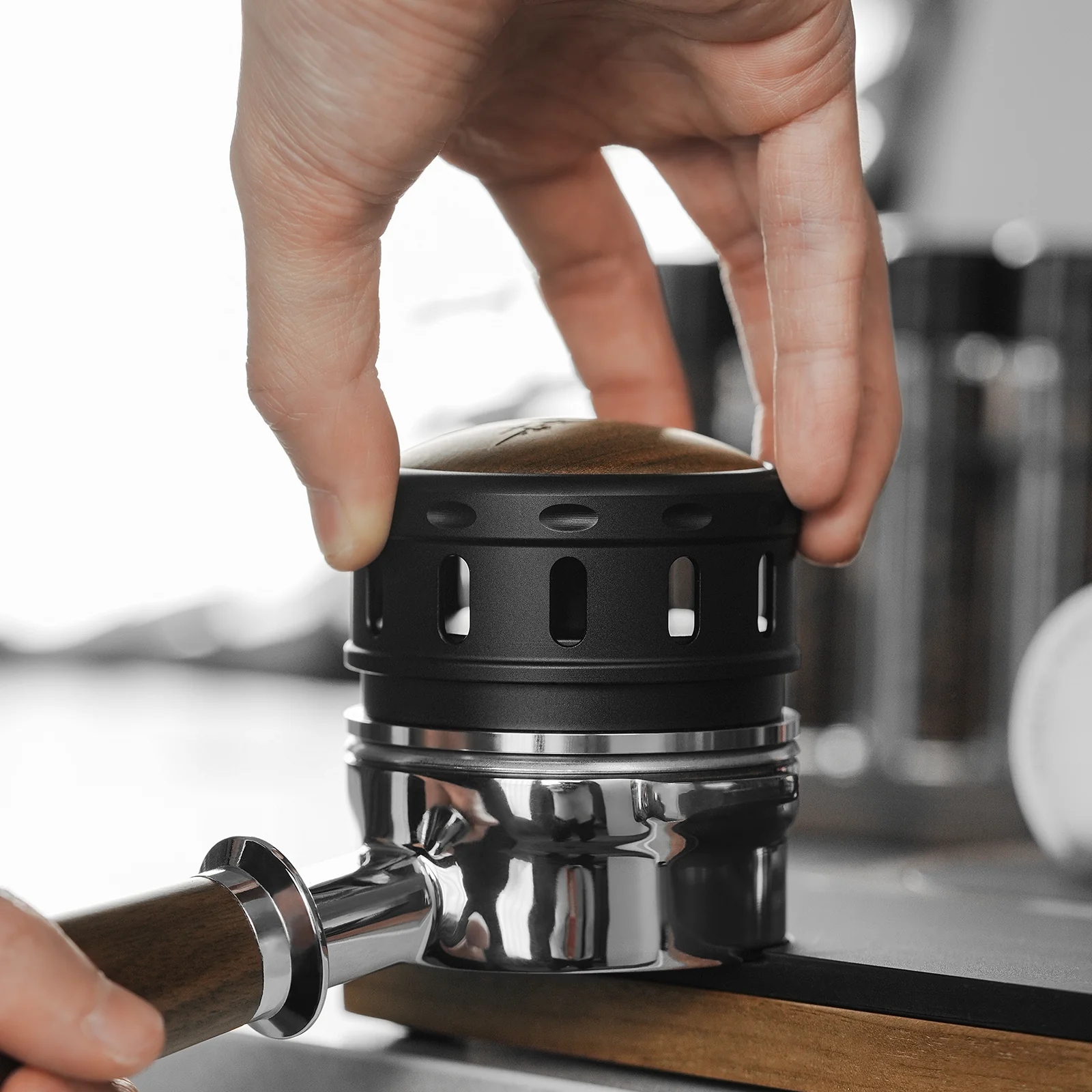 MHW-3BOMBER Gravity Adaptive Falcon Gravity Coffee Distributor - Image 10