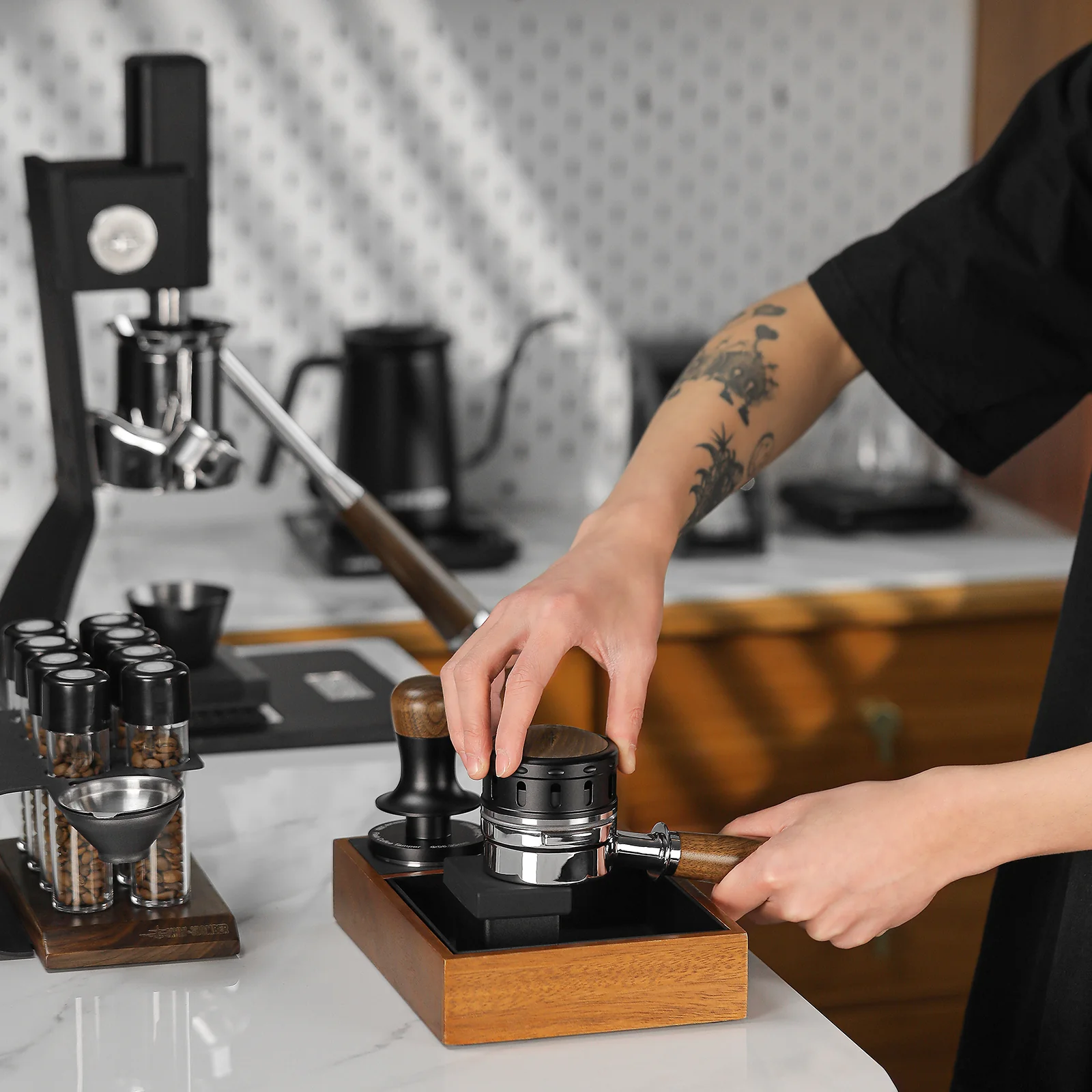 MHW-3BOMBER Gravity Adaptive Falcon Gravity Coffee Distributor - Image 14