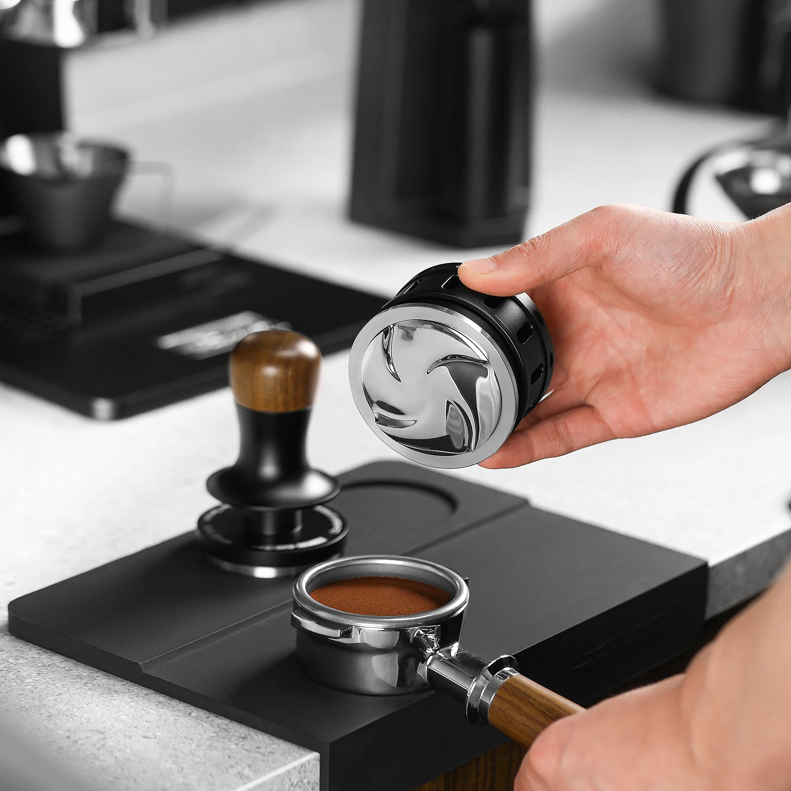 MHW-3BOMBER Gravity Adaptive Falcon Gravity Coffee Distributor - Image 3