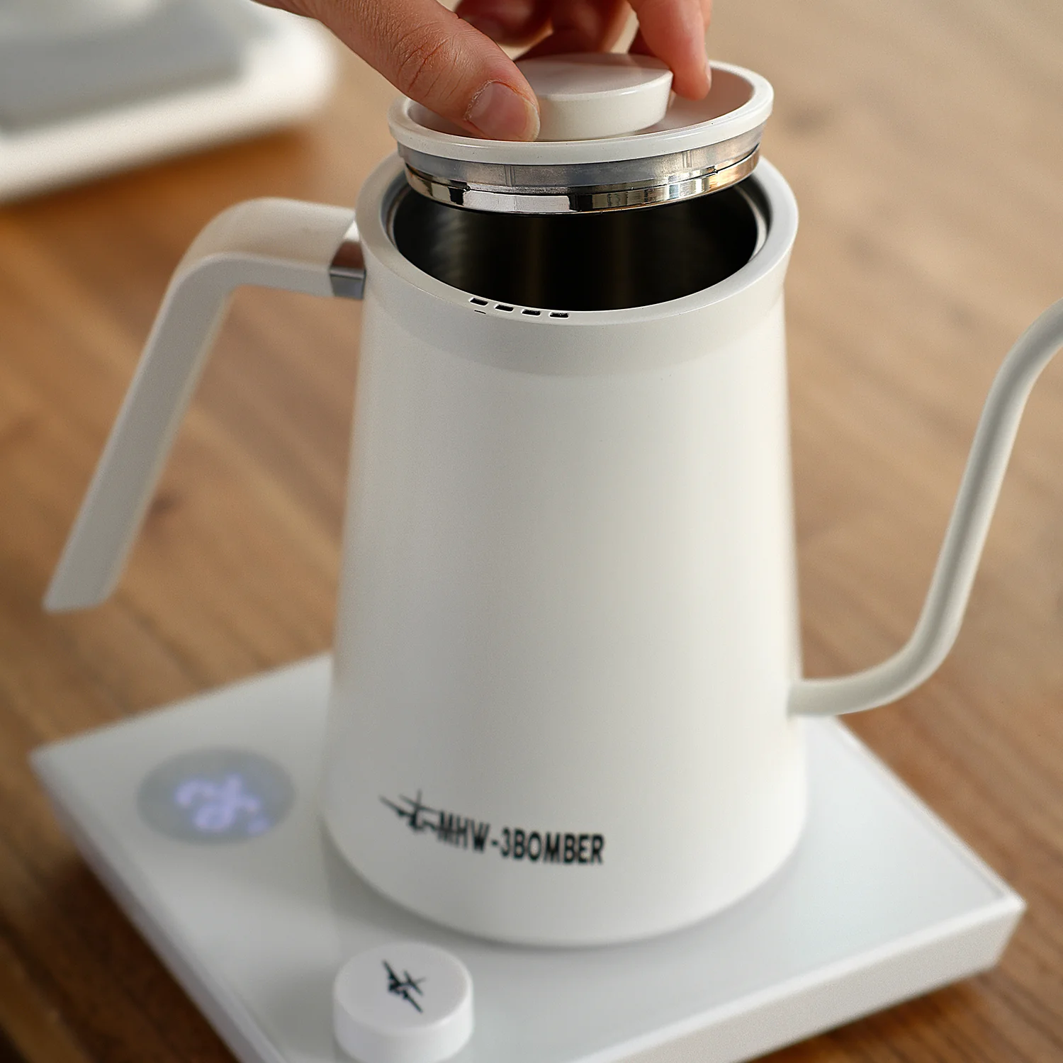 MHW-3BOMBER Assassin Gooseneck Electric Kettle - Image 4