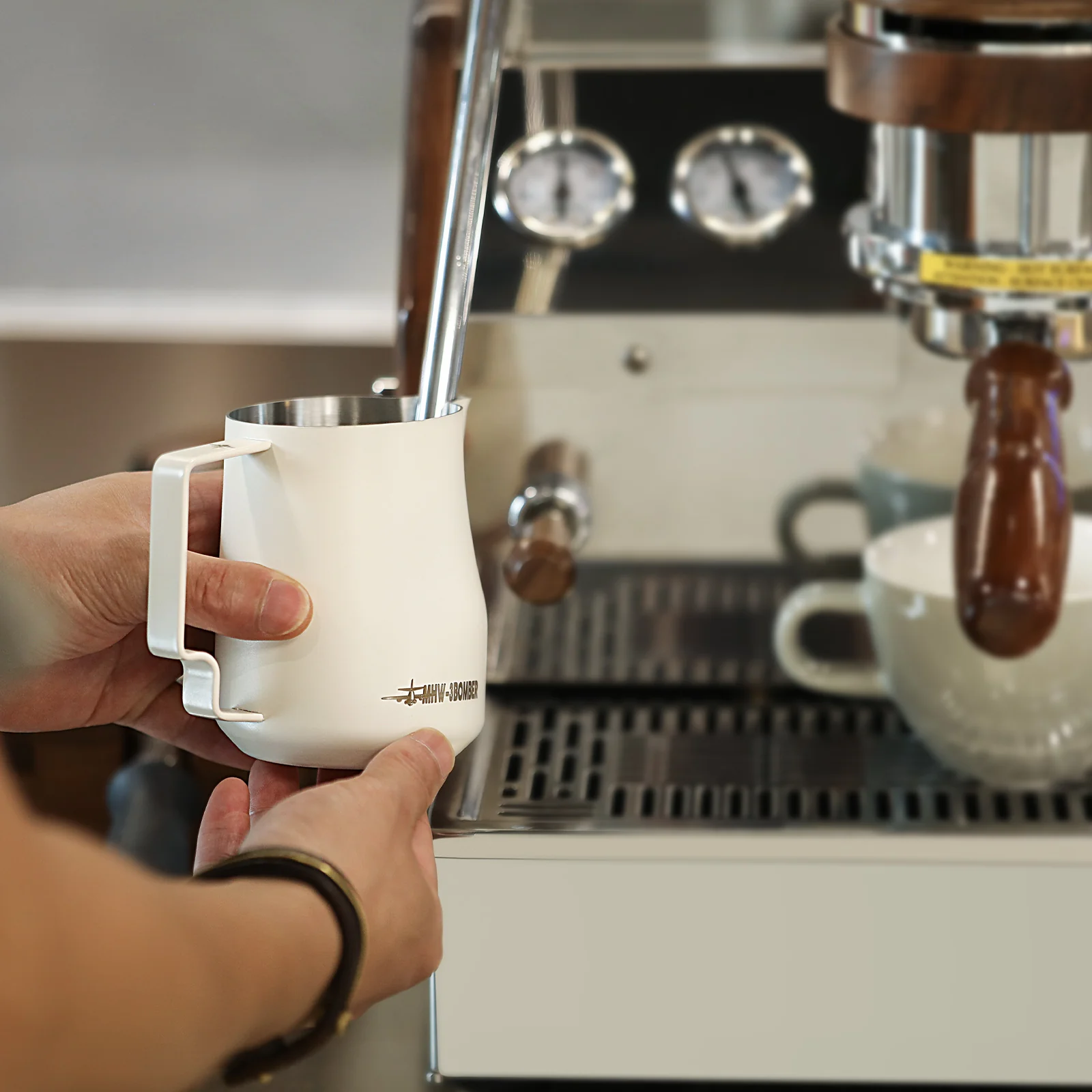 MHW-3BOMBER Turbo Milk Pitcher White - Image 7