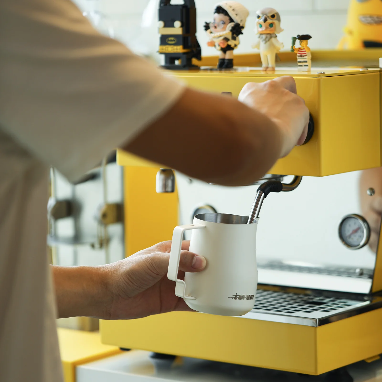 MHW-3BOMBER Turbo Milk Pitcher White - Image 8